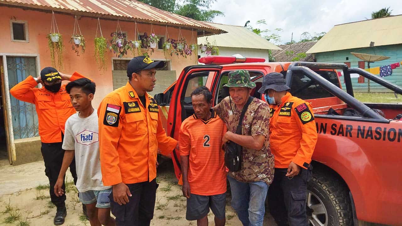 Tim Basarnas saat mengevakuasi seorang warga Konawe bernama Bambang (51) yang dilaporkan hilang sejak Rabu (6/4/2022) di dalam hutan Desa Galu, Kecamatan Anggolomoare, Kabupaten Konawe, Sulawesi Tenggara (Sultra). Foto/ist