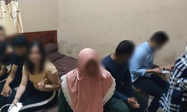 Empat pasangan bukan suami istri yang tengah asyik berduaan disalah satu hotel di Kecamatan Unaaha, terjaring razia Polres Konawe, Rabu (6/4/2022). Foto/ist