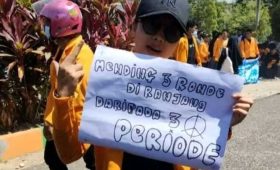 Demo Tolak Jokowi Tiga Periode di Kendari, Mahasiswa Bentangkan Spanduk ‘Nyeleneh’