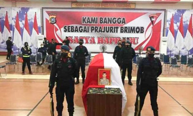 Jenazah personel Brimob Polda  Sulawesi Tenggara (Sultra), Ipda Imam Agus Husein yang meninggal usai pengamanan demonstrasi di Kantor DPRD Sultra saat disemayamkan di Markas Brimob Polda Sultra, Senin (11/4/2022). Foto/R.Hafid/bentaratimur.id