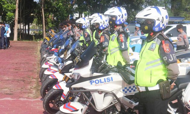 Personel Ditlantas Polda Sultra saat mengikuti apel gelar pasukan operasi kepolisian terpusat (Ketupat) Anoa 2022 yang berlangsung di Lapangan Upacara Polda Sultra, Kendari, Jumat (22/4/2022). Foto/ist