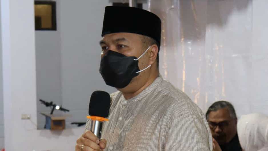 Wakil Ketua Komisi III DPRD Sultra, Aksan Jaya Putra (AJP) saat memberikan sambutan di acara buka puasa bersama yang dilaksanakan di kediamannya di Kelurahan Tobuha, Kota Kendari, Sabtu (23/4/2022). Foto/ist