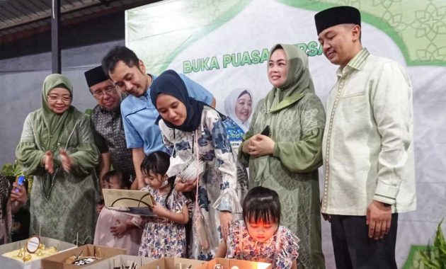 Mantan Wali Kota Kendari, Ir Asrun didampingi istri, anak, cucu, dan menantu merayakan ulang tahunnya yang ke 61 di kediamannya Jalan Syech Yusuf, Kelurahan Korumba, Kecamatan Mandonga, Kota Kendari, Minggu (24/4/2022). Acara ini dirangkaikan dengan buka puasa bersama masyarakat. Foto/R. Hafid/bentaratimur.id