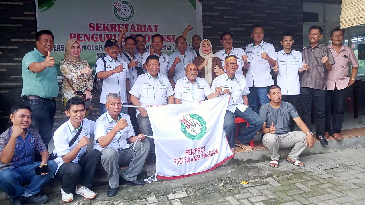 Kontingen PORDI Sulawesi Tenggara (Sultra) berfoto bersama di Sekretariat PORDI Sultra, Kamis (12/5/2022), sebelum berangkat menuju Makassar untuk mengikuti Kejurnas Domino yang akan diadakan pada 14-16 Mei 2022. Foto/ist