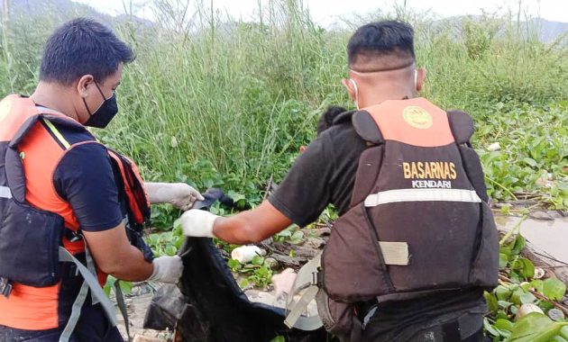 Tim SAR gabungan saat mengevakuasi jasad warga Kolaka Timur (Koltim) bernama Wacaling (60) yang dilaporkan diterkam buaya saat memasang pukat ikan di sungai Desa Wungguloko, Kecamatan Ladongi, Kabupaten Koltim, Selasa (10/5/2022). Foto/ist