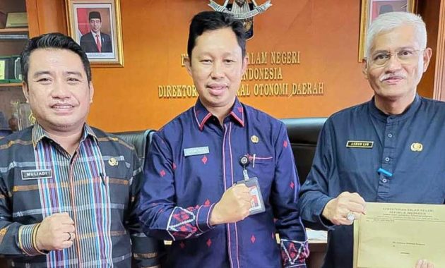 Pj Sekretaris Daerah Provinsi Sulawesi Tenggara (Sultra), Asrun Lio saat menerima SK Mendagri terkait penetapan nama Pj Bupati Buton Tengah, Buton Selatan, dan Muna Barat di kantor Kementerian Dalam Negeri (Kemendagri), Sabtu (21/5/2022). Foto/ist