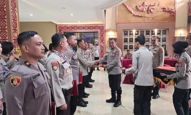 Kapolda Sultra, Irjen Pol Teguh Pristiwanto memberikan penghargaan kepada 12 personel Polda Sultra yang berhasil meraih juara umum pada kegiatan perlombaan Kejuaraan Beladiri Polri (BDP) Kapolri Tingkat Nasional atau Kapolri Cup 2022. Pemberian penghargaan terhadap 12 personel Polda Sultra itu digelar di Lobby Utama Mapolda Sultra, Rabu (25/5/2022). Foto/ist