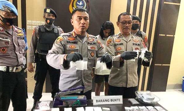 Kapolresta Kendari, Kombes Pol Muhammad Eka Faturrahman (tengah) saat memperlihatkan 1,47 kg sabh yang disita dari dua pelaku pengedar di Kendari. Foto/ist