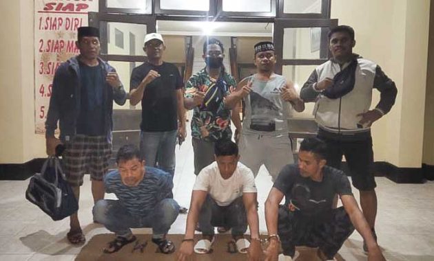 Tim Opsnal Unit 2 Subdit 3 Ditresnarkoba Polda Sultra saat mengamankan ketiga pelaku dan barang bukti di sebuah hotel yang terletak di Kelurahan Anduonohu, Kecamatan Poasia, Kota Kendari, Rabu (25/5/2022). Foto/ist