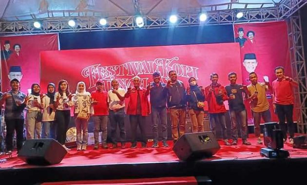 DPD PDI Perjuangan Provinsi Sulawesi Tenggara mengenalkan kopi khas daerah dengan menggelar Festival Kopi Tanah Air. Festival kopi dipusatkan di pelataran Tugu Religi Eks MTQ Kendari, Jumat (27/05/2022). Foto/R. Hafid