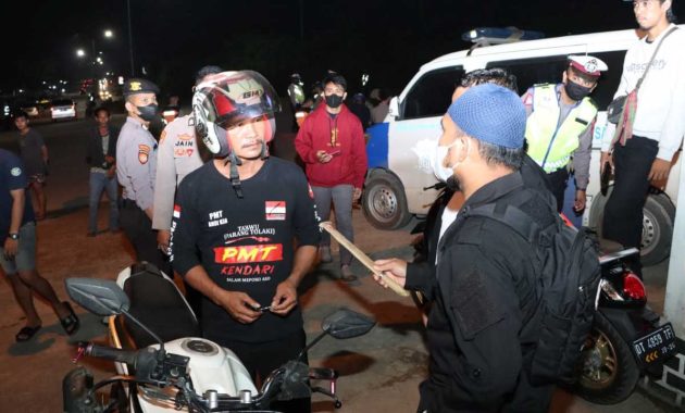 Tim patroli gabungan operasi cipta kondisi yang terdiri dari jajaran Polresta Kendari, TNI, Dinas Perhubungan, dan Satpol PP saat melakukan penggeladahan terhadap para pengendara yang melewati Jalan Budi Utomo, Kelurahan Kadia, Kecamatan Kadia, Sabtu malam (28/5/2022). Foto/ist