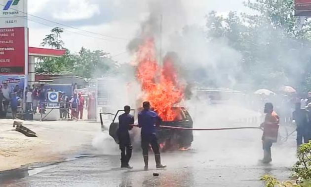 Sebuah mobil Daihatsu Xenia terbakar saat menggantre bahan bakar minyak (BBM) di areal SPBU Jalan Malaka, Anduonohu, Kendari, Rabu (1/6/2022). Foto/R. Hafid