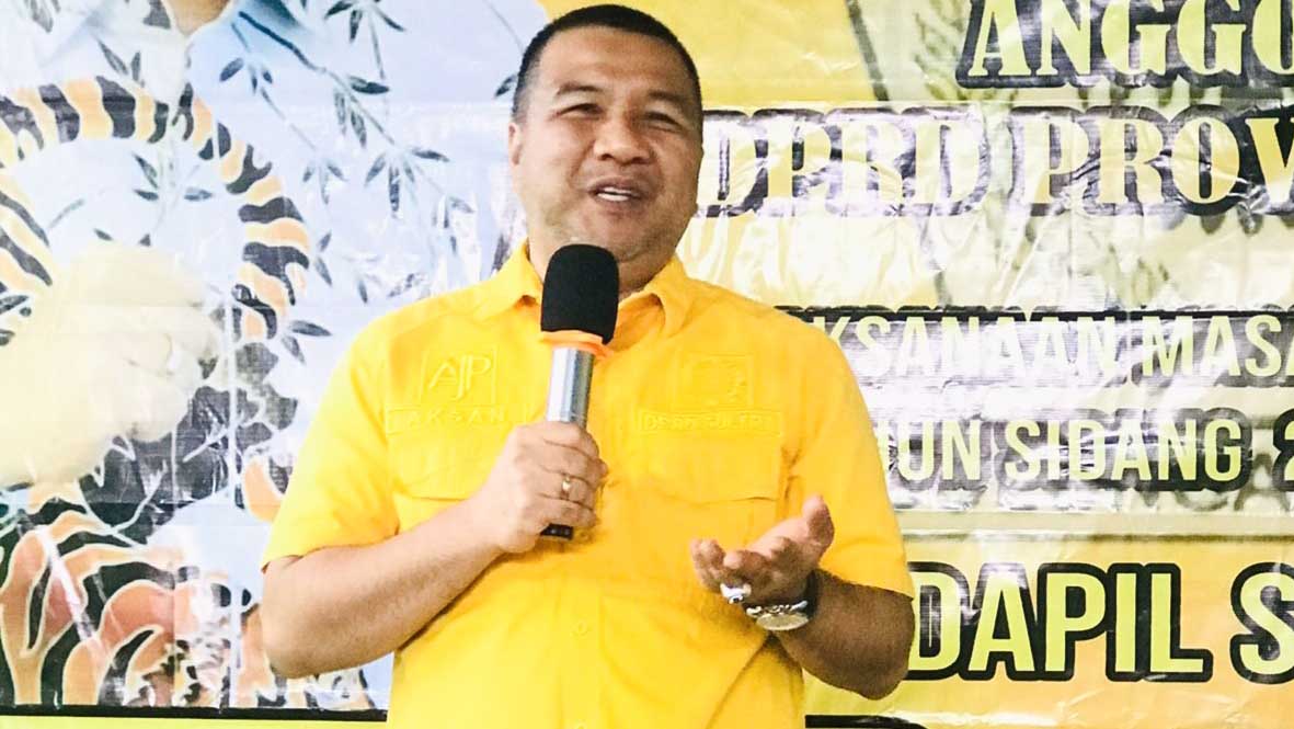 Anggota DPRD Provinsi Sulawesi Tenggara (Sultra), Aksan Jaya Putra atau AJP saat melakukan reses masa sidang II tahun 2021/2022, di Kelurahan Wundudopi, Kecamatan Baruga, Rabu (1/6/2022). Foto/R. Hafid