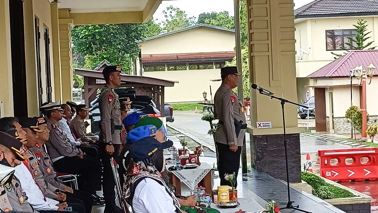 Kapolda Sulawesi Tenggara, Brigjen Pol Teguh Pristiwanto memimpin apel gelar pasukan Operasi Patuh Anoa 2022 di Lapangan Apel Mapolda Sultra, Senin (13/06/2022). Foto/ist