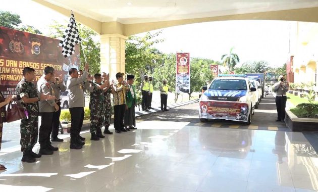 Kapolda Sultra, Irjen Pol Teguh Pristiwanto menyerahkan secara simbolis ratusan paket sembako kepada ketua tim pembagian sembako di depan Lobi Utama Mapolda Sultra untuk dibagikan kepada masyarakat kurang mampu, Senin (20/6/2022). Foto/ist