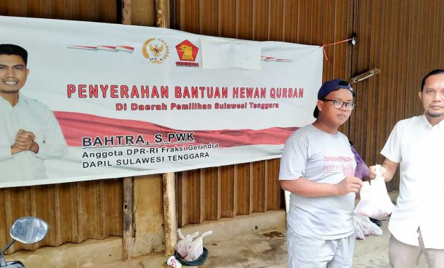 Anggota DPR RI daerah pemilihan Sulawesi Tenggara (Sultra), Bahtra melalui tim pemenangannya membagikan daging kurban kepada pedagang Pasar Mandonga dan Pasar Basah di Kota Kendari, Minggu (10/7/2022). Foto/ist