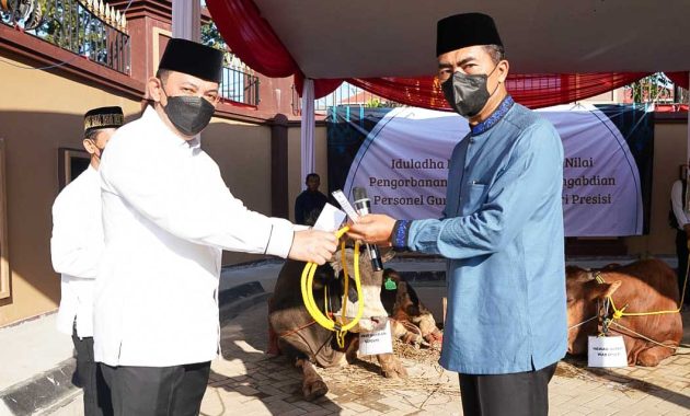 Kapolri Jenderal Listyo Sigit Prabowo (baju putih) menyerahkan 112 sapi secara simbolis dalam rangka memperingati Iduladha 1443 Hijriah, di Lapangan Bhayangkara Mabes Polri, Jakarta Selatan, Minggu (10/7/2022). Foto/ist