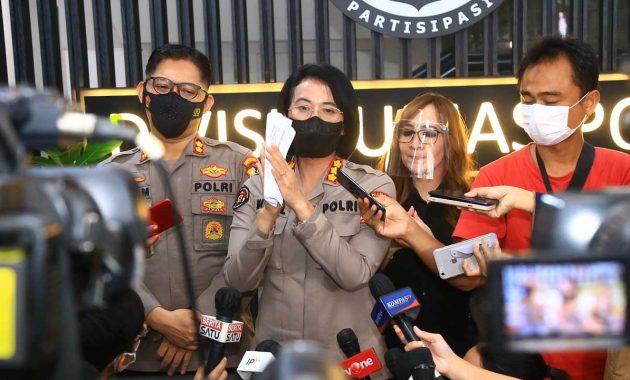 Kabagpenum Divisi Humas Polri, Kombes Nurul Azizah menyampaikan hasil sidang komisi kode etik peninjauan kembali yang menjatuhkan sanksi pemberhentian tidak dengan hormat (PTDH) terhadap AKBP Raden Brotoseno, di Gedung Mabes Polri, Jakarta, Kamis (14/7/2022). Foto/ist