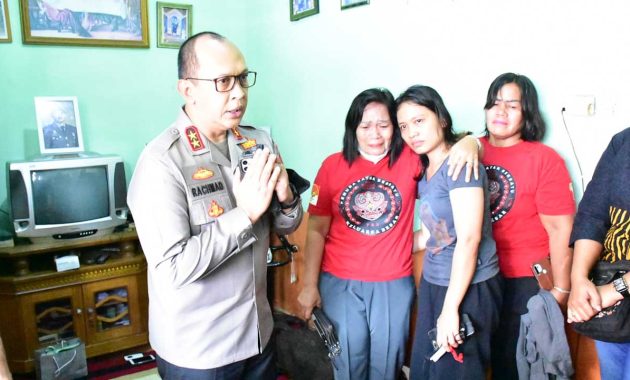 Kapolda Jambi, Irjen Albertus Rachmad Wibowo berkunjung sekaligus melayat dan bersilahturahmi ke rumah duka Brigadir Nofryansah Yoshua Hutabarat atau Brigadi J Desa Suka Makmur, Kecamatan Sungai Bahar, Kabupaten Muarojambi, Kamis (14/7/2022). Foto/ist