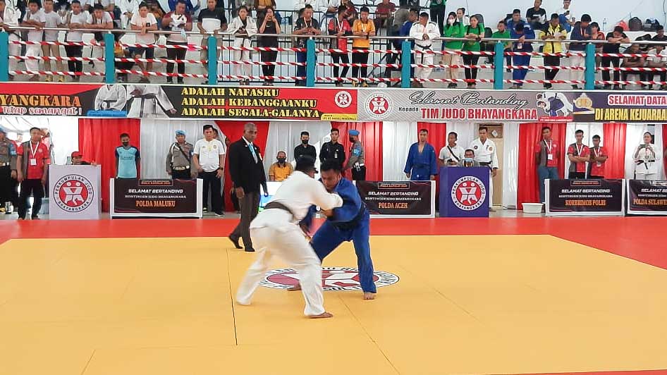 Dua judoka saat bertanding di kejuaraan judo Bhayangkara Piala Kapolri tahun 2022 di Gedung Olahraga Politeknik Kesehatan Kendari, Kota Kendari, Sulawesi Tenggara, Jumat (15/7/2022). Foto/R. Hafid