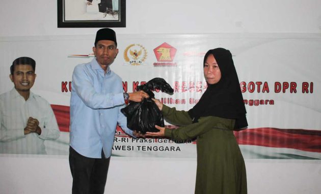 Anggota DPR RI dari Fraksi Partai Gerindra menggelar reses di Desa Pangi-pangi, Kecamatan Poli-Polia, Kabupaten Kolaka Timur, Sulawesi Tenggara sambil membagikan paket sembako kepada masyarakat, Jumat (15/7/2022). Foto/ist