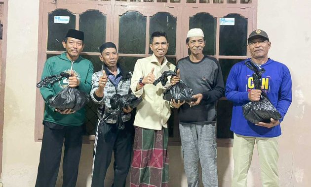 Anggota DPR RI dari Fraksi Partai Gerindra, Bahtra (tengah) saat melakukan reses dengan cara menginap di rumah salah seorang warga di Desa Lemba Subur, Kecamatan Dangia, Kabupaten Kolaka Timur (Koltim) pada Jumat (15/7/2022) malam. Foto/ist