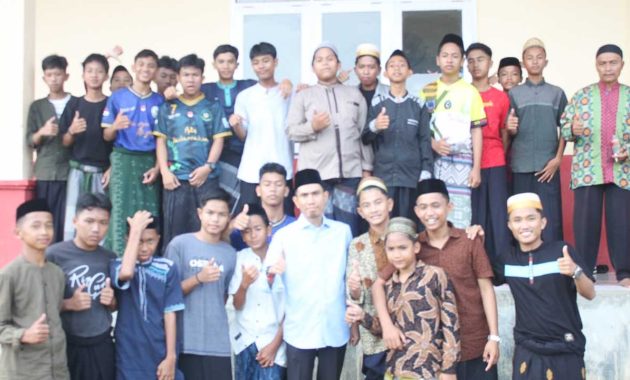 Anggota DPR RI, Bahtra (kameja biru) berfoto bersama santri pondok Pesantren Baiturrahim Kolaka, usai melakukan kunjungan di pesantren tersebut, Minggu (17/7/2022). Foto/ist