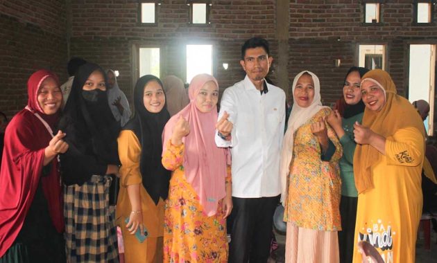 Anggota DPR RI, Bahtra berfoto bersama masyarakat Desa Paria, Kecamatan Poleang Tengah, Kabaputen Bombana, usai melakukan reses di daerah itu, Selasa (19/7/2022). Foto/ist