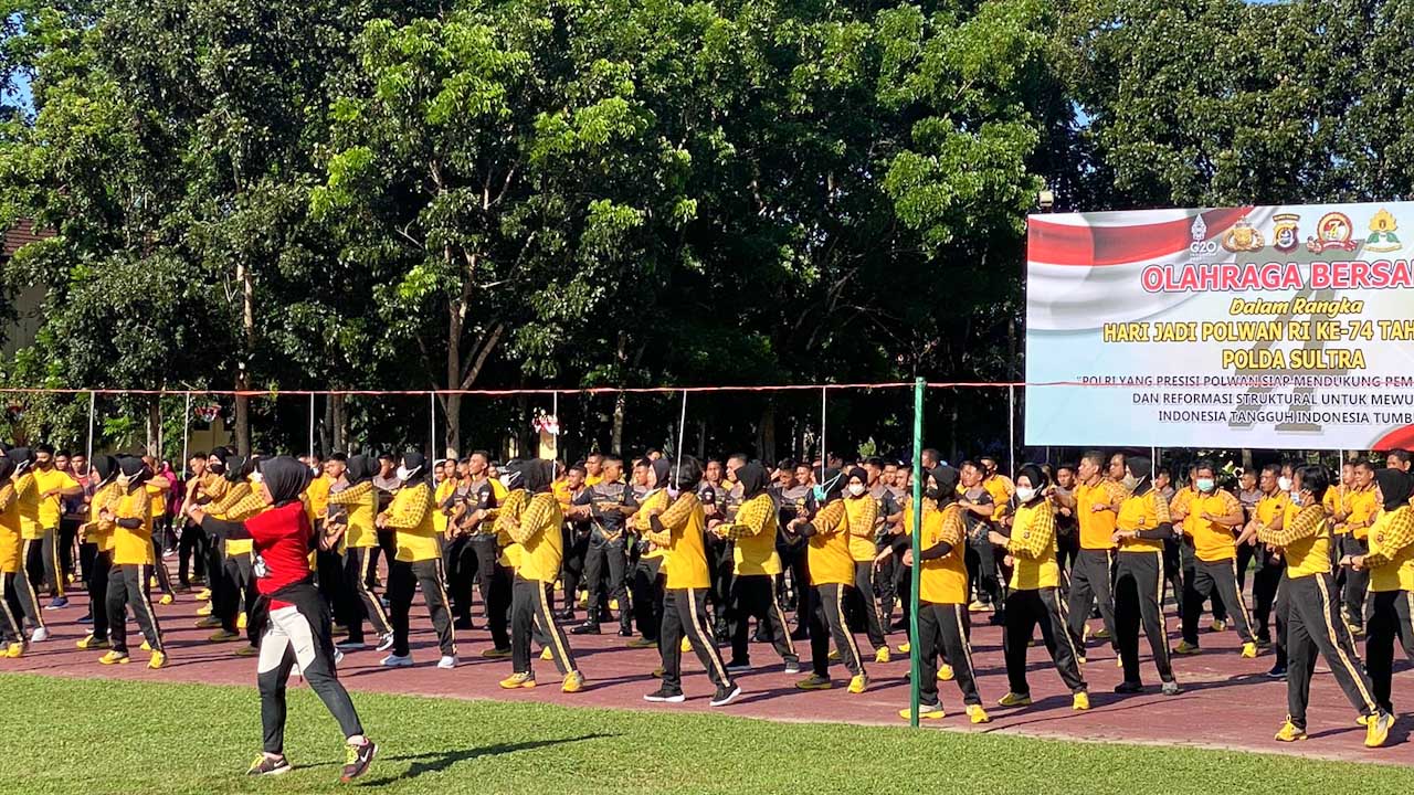 Polwan Kepolisian Daerah (Polda) Sulawesi Tenggara (Sultra) menggelar olahraga bersama di lapangan upacara Polda Sultra, Jumat (5/8/2022). Olahraga bersama ini dalam rangka memperingati HUT Polwan ke-74. Foto/ist