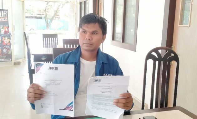 Sekretaris JMSI Sultra La Ismeid saat menunjukkan Surat Keputusan Pengurus Pusat JMSI terkait perombakan pengurus JMSI Sultra yang dinilai melanggar AD/ART JMSI Sultra dihadapan awak media, Minggu (14/8/2022). Foto/R. Hafid/bentaratimur.id
