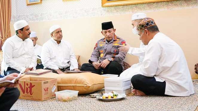 Kapolri Jenderal Listyo Sigit Prabowo melakukan takziah ke rumah duka Habib Zen bin Umar di kawasan Pejaten Barat, Jakarta Selatan, Kamis (11/8/2022). Foto/ist