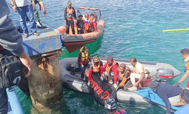 Tim SAR gabungan saat mengevakuasi jenazah anggota TNI Prada Muh Saiful Anwar (23) yang tenggelam di Pantai Nirwana, Kota Baubau, Sulawesi Tenggara (Sultra), Senin (22/8/2022). Foto/ist
