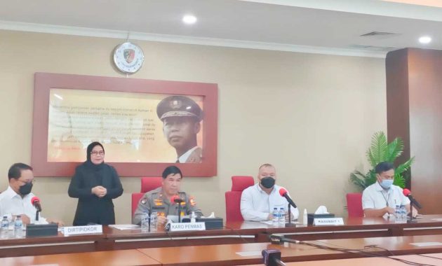 Karopenmas Humas Polri Brigjen Ahmad Ramadhan (ketiga dari kanan) saat memberikan keterangan terkait kasus dugaan korupsi pengadaan gerobak dagang pada tahun anggaran 2018 dan 2019 Rabu (7/9/2022). Dalam kasus ini Polri menetapkan dua pejabat Kemendag sebagai tersangka. Foto/ist