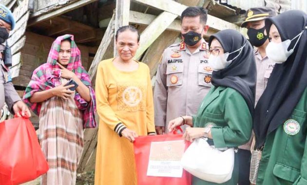 Polresta Kendari bersama mahasiswa dari Universitas Nahdlatul Ulama Sulawesi Tengggara (UNUSRA) menyalurkan bantuan sosial (bansos) kepada masyarakat yang terdampak kenaikan harga Bahan Bakar Minyak (BBM), Kamis (8/9/2022). Foto/ist