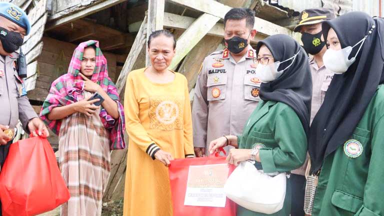 Polresta Kendari bersama mahasiswa dari Universitas Nahdlatul Ulama Sulawesi Tengggara (UNUSRA) menyalurkan bantuan sosial (bansos) kepada masyarakat yang terdampak kenaikan harga Bahan Bakar Minyak (BBM), Kamis (8/9/2022). Foto/ist