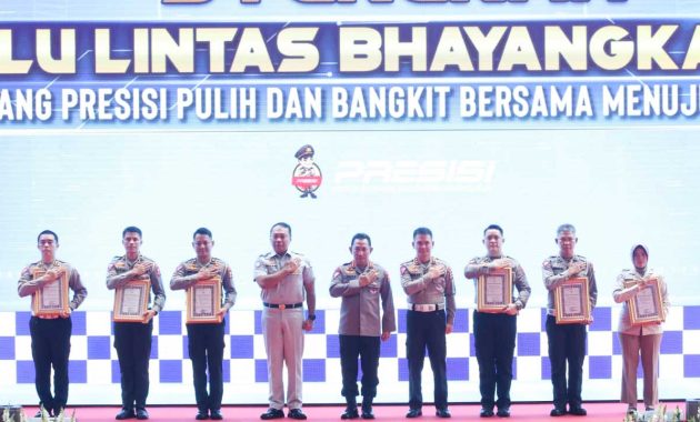 Kapolri Jenderal Listyo Sigit Prabowo (tengah) menghadiri syukuran perayaan hari ulang tahun ke-67 lalu lintas bhayangkara di Gedung Korlantas Polri, Jakarta, Kamis (22/9/2022). Foto/ist