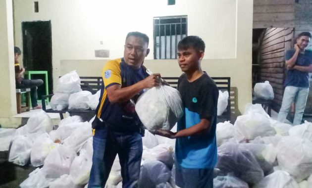 Kapolresta Kendari, Kombes Pol Muhammad Eka Fathurrahman menyerahkan paket sembako kepada nahasiswa yang ada di sekitar kampus Universitas Halu Oleo (UHO) Kendari guna membantu meringankan beban ekonomi mereka dampak kenaikan harga BBM, Kamis (22/9/2022). Foto/ist