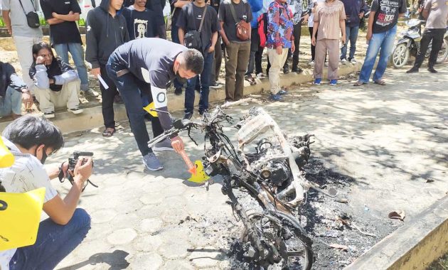Kepolisian Resor Kota Kendari saat melakukan olah tempat kejadian perkara atas kasus pembakaran motor milik mahasiswa Fakultas Teknik, Universitas Halu Oleo yang terpakir di halaman fakultas tersebut, Sabtu (1/10/2022).