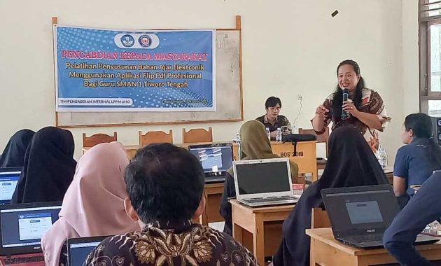Ketua tim pengabdian kepada masyarakat FKIP UHO, Luh Sukariasih saat memberikan edukasi kepada guru Sekolah Menengah Atas Negeri (SMAN) 1 Tiworo Tengah tentang cara menyusun bahan ajar elektronik menggunakan flip pdf profesional, Sabtu (1/10/2022). Foto/ist