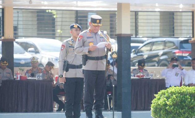 Kapolda Sultra, Irjen Pol Teguh Pristiwanto saat memimpin apel gelar pasukan Operasi Zebra Anoa 2022, yang bertempat di Lapangan Apel Presisi Polda Sultra, Senin (3/10/2022). Foto/ist