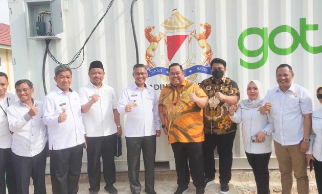 Kamar Dagang dan Industri Provinsi Sulawesi Tenggara menghibahkan satu unit mesin generator oksigen ke Rumah Sakit Umum Daerah Kota Kendari pada Rabu (5/10/2022). Foto/R. Hafid/bentaratimur.id