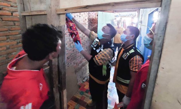 Pihak kepolisian saat melakukan olah TKP di rumah Mursalim, pria lansia di Kota Kendari yang nekat mengakhiri hidupnya dengan cara gantung diri, Jumat (7/10/2022). Foto/ist