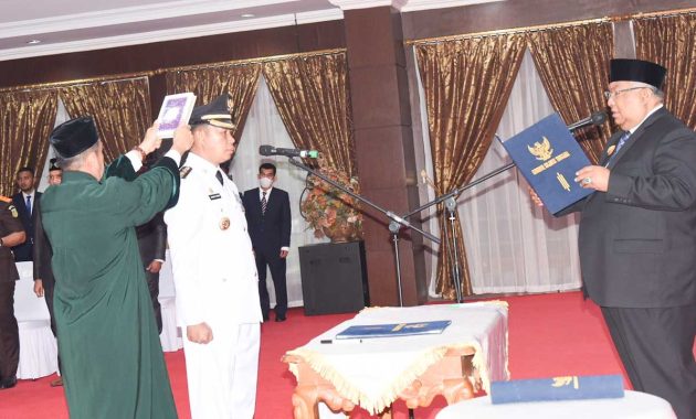 Gubernur Sulawesi Tenggara (Sultra), Ali Mazi melantik dan mengambil sumpah Asmawa Tosepu sebagai Penjabat Wali Kota Kendari di Aula Merah Putih Rumah Jabatan Gubernur Sultra, Senin (10/10/2022). Foto/ist
