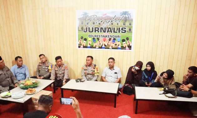 Kepala Kepolisian Resor Kota (Kapolresta) Kendari, Komisaris Besar Polisi (Kombespol) Muhammad Eka Faturrahman meresmikan pemakaian ruangan khusus untuk para jurnalis yang sehari-hari meliput dan tugas di lingkungan jajaran Polresta Kendari, Selasa (11/10/2022). Foto/R. Hafid/bentaratimur.id