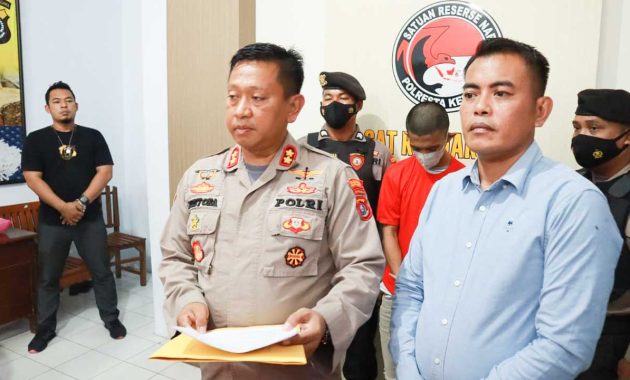 Wakapolresta Kendari, AKBP Saiful Mustofa (kiri) didampingi Kasat Narkoba, AKP Hamka merilis hasil pengungkapan kasus peredaran narkoba di wilayah hukum Polresta Kendari pada periode Januari sampai Oktober 2022, Selasa (11/10/2022). Foto/R. Hafid/bentaratimur.id