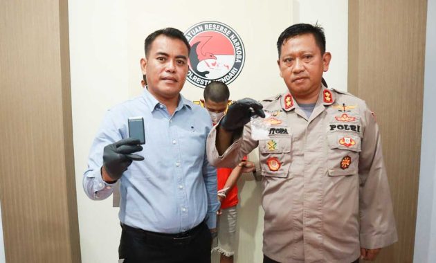 Wakapolresta Kendari, AKBP Saiful Mustofa (kanan) dan Kasat Narkoba, AKP Hamka saat memperlihatkan barang bukti sabu yang disita dari seorang pengedar inisial WA (21) di Kelurahan Dapu-dapura, Kecamatan Kendari Barat, Kota Kendari, pada Jumat (7/10/2022). Foto/R. Hafid/bentaratimur.id