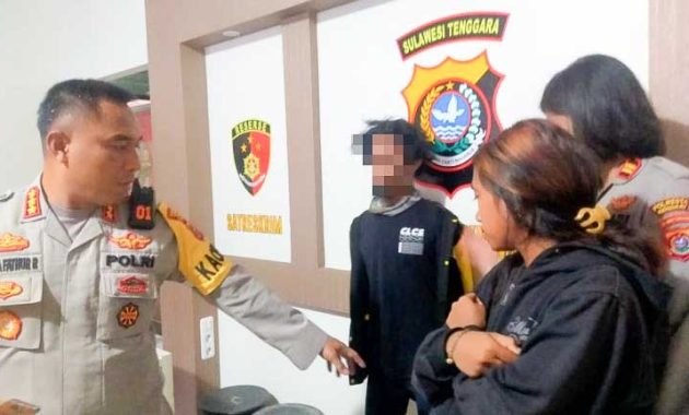 Dua pelaku pembunuh tukang becak di Kendari saat diamankan di Mapolresta Kendari, Selasa (11/10/2022). Foto/R. Hafid/bentaratimur.id