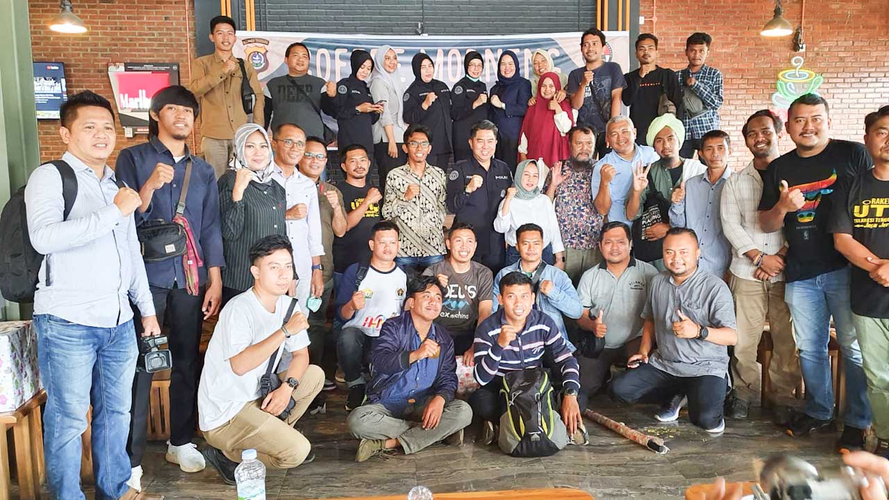 Personel Bidang Humas Polda Sultra berfoto bersama insan pers usai acara coffee morning Polda Sultra di salah satu warkop di Kota Kendari, Rabu (12/10/2022). Foto/ist