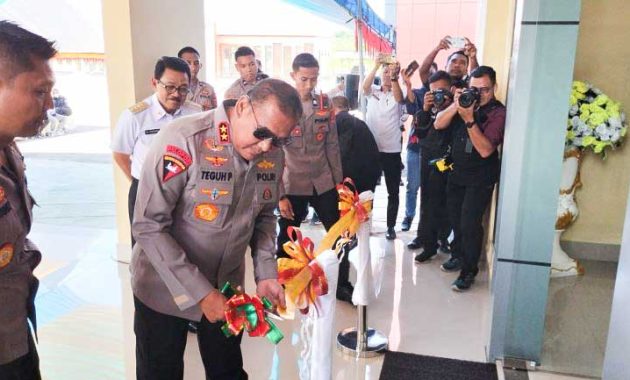 Kepala Kepolisian Daerah Sulawesi Tenggara, Inspektur Jenderal Polisi Teguh Pristiwanto memotong pita sebagai tanda peresmian kantor baru Markas Komando Kepolisian Resor Buton Utara di Jalan Kompleks Perkantoran Sara’ea, Kelurahan Sara’ea, Kecamatan Kulisusu, Rabu (12/10/2022). Foto/ist