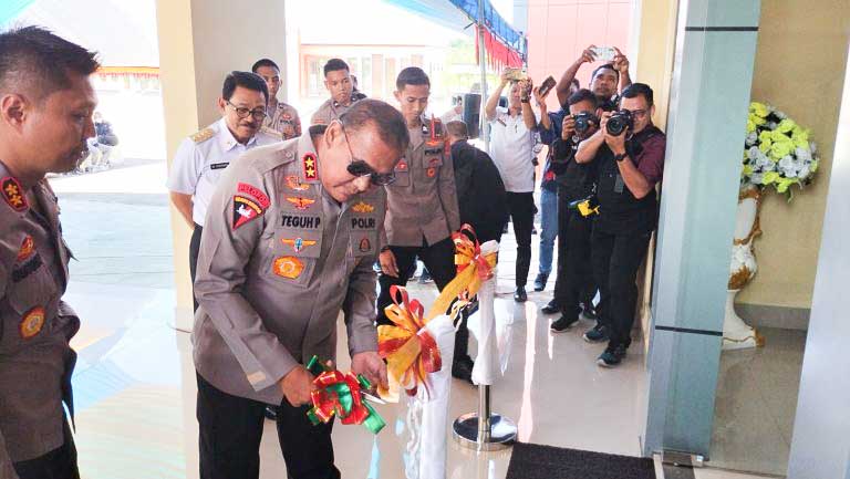 Kepala Kepolisian Daerah Sulawesi Tenggara, Inspektur Jenderal Polisi Teguh Pristiwanto memotong pita sebagai tanda peresmian kantor baru Markas Komando Kepolisian Resor Buton Utara di Jalan Kompleks Perkantoran Sara’ea, Kelurahan Sara’ea, Kecamatan Kulisusu, Rabu (12/10/2022). Foto/ist